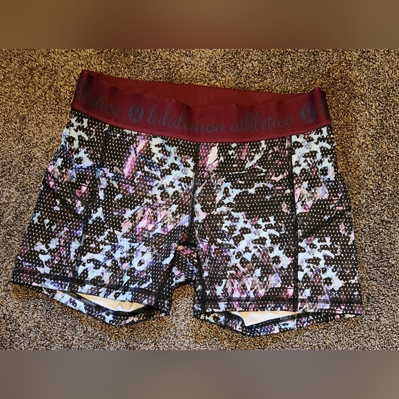 Lululemon size 8 shorts - Picture 1 of 4